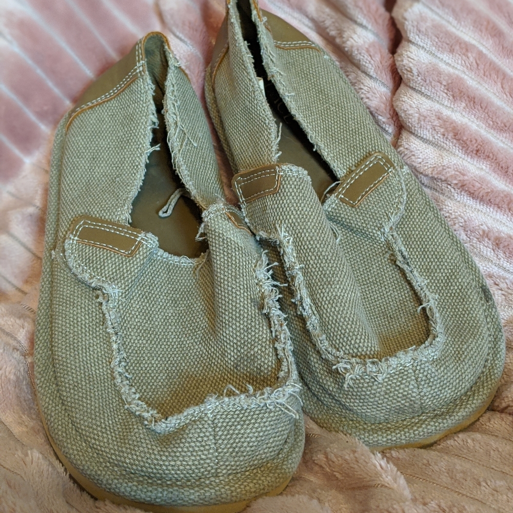 Boy's tan shoes